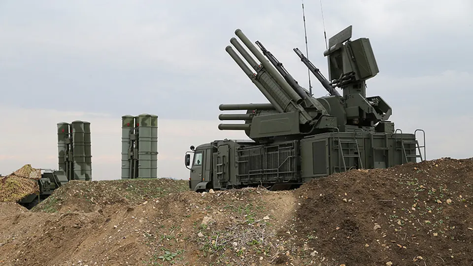 По сообщениям военных экспертов, новая российская система радиоэлектронной борьбы способна блокировать сигнал спутниковой связи Starlink на значительных территориях; в ответ на угрозу власть ужесточила правила ввоза и использования зарубежного спутникового оборудования.