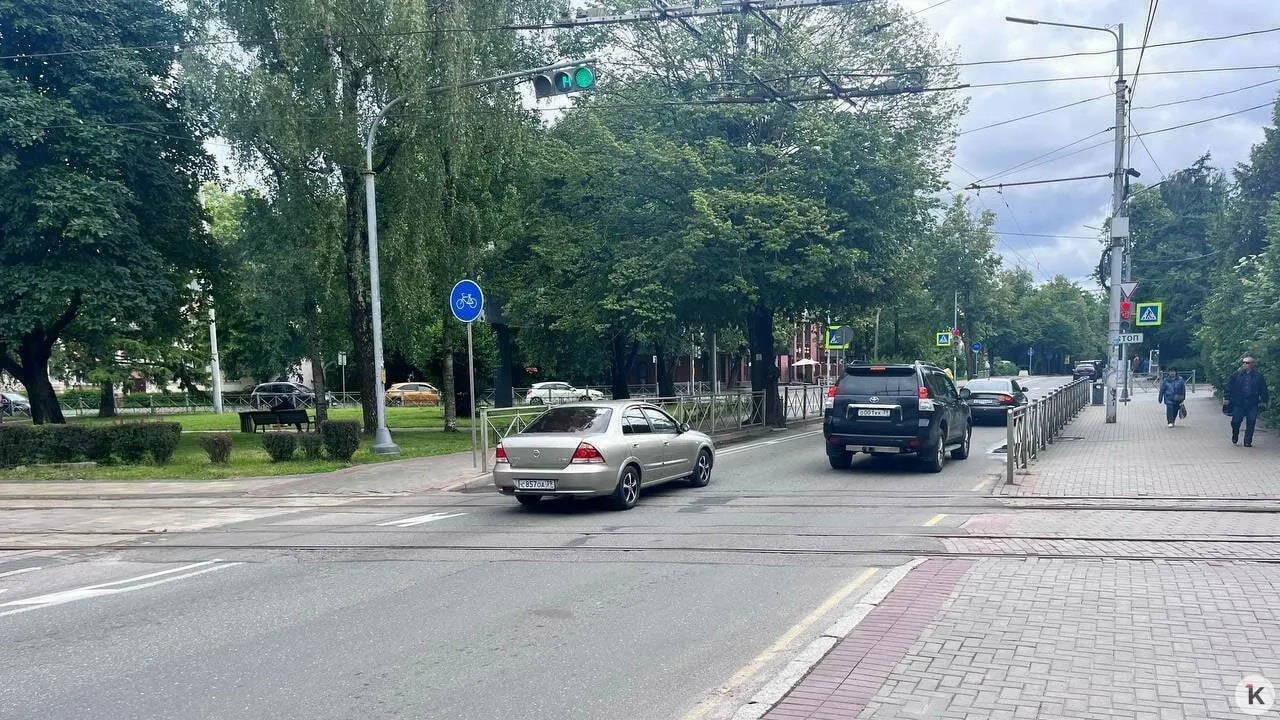 Изменение фаз двух светофоров привело к скоплению машин, перекрытию выезда с Фестивальной аллеи, трамвайных путей и пешеходного перехода.