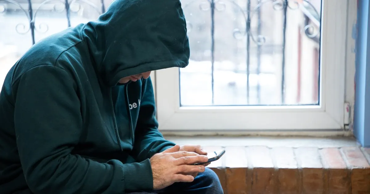 Мужчине предложили вложиться через фейковую инвестиционную платформу: он переводил деньги на подконтрольные счета и передавал часть наличных курьеру. Ущерб превышает 6 млн рублей, по факту возбуждено уголовное дело.