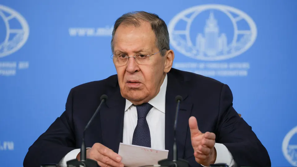 Глава МИД Сергей Лавров заявил, что европейские страны потребовали от России немедленного прекращения огня, начала переговоров и компенсаций Украине, назвав подобные требования ультиматумом. По его словам, настоящее восстановление доверия возможно лишь практическими шагами и новой архитектурой безопасности для Евразии.