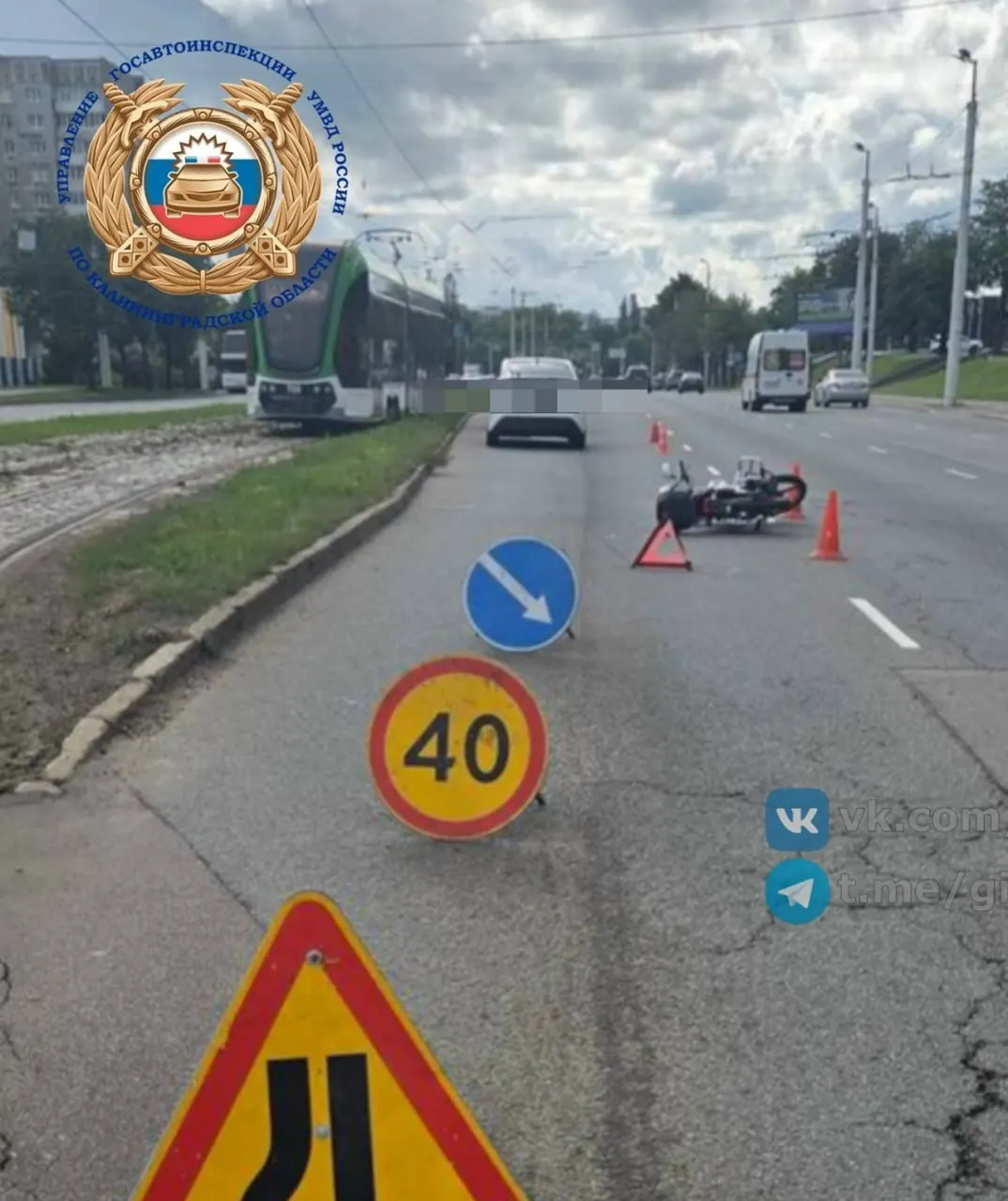 Авария произошла около 16:00 возле дома №97. Водитель мопеда получил травмы, на месте работают инспекторы ГИБДД.