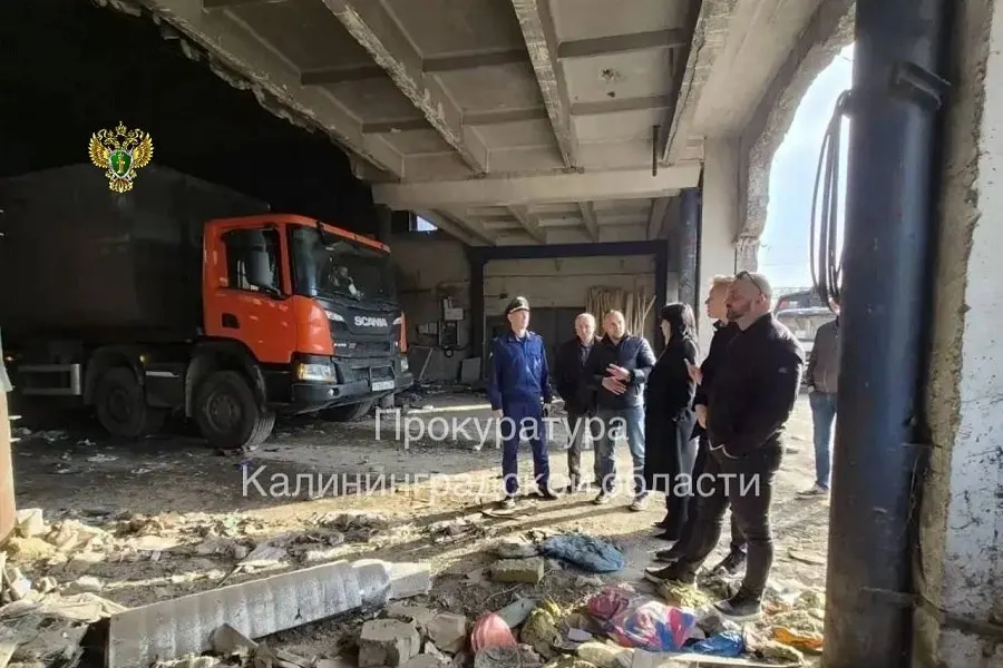 Проверка природоохранной прокуратуры на станции перегрузки отходов на ул. Туруханской выявила накопление мусора вне контейнеров, загрязнение участка и отсутствие проекта санитарно‑защитной зоны; руководству внесено представление, устранение нарушений на контроле.