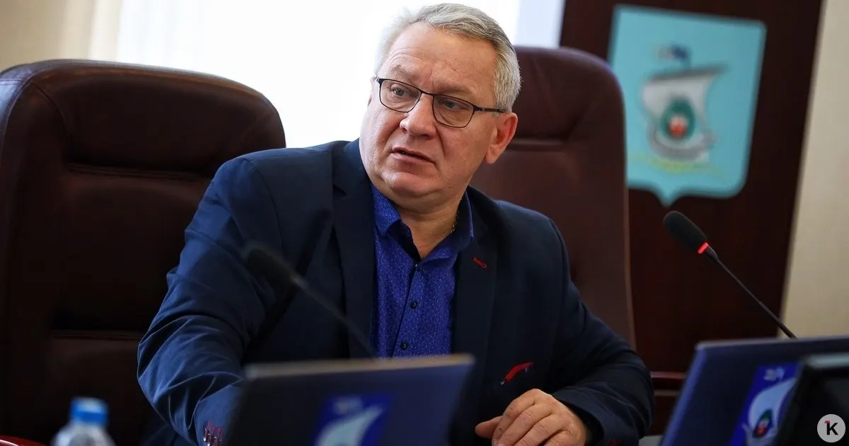 Олег Аминов отметил, что при оценке платных муниципальных стоянок важнее доступность мест для горожан и льготников, чем поступления в бюджет. Муниципалитет контролирует 17 платных парковок; с осени 2025 года часть категорий граждан получила право бесплатной парковки по вечерам, в выходные и праздники.