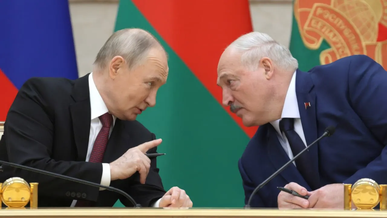 26 июня в президентской резиденции на Валдае состоялись закрытые переговоры Владимира Путина и Александра Лукашенко — официальных заявлений не последовало, обсуждались вопросы безопасности и двустороннего сотрудничества.