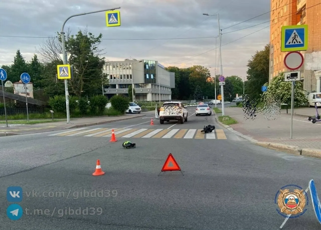 Автомобиль, поворачивая налево у пешеходного перехода, не уступил дорогу — пострадавшего госпитализировали, инспекторы выясняют обстоятельства ДТП.