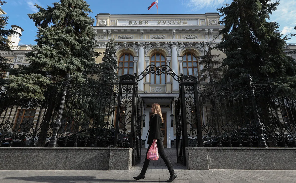 Компания заявляет, что российский суд не имел юрисдикции, называет процесс «несправедливым» и утверждает, что только бельгийские суды вправе решать спор. В Euroclear хранится около €190 млрд замороженных российских активов; с 2024 года их доходы направляются на помощь Украине.