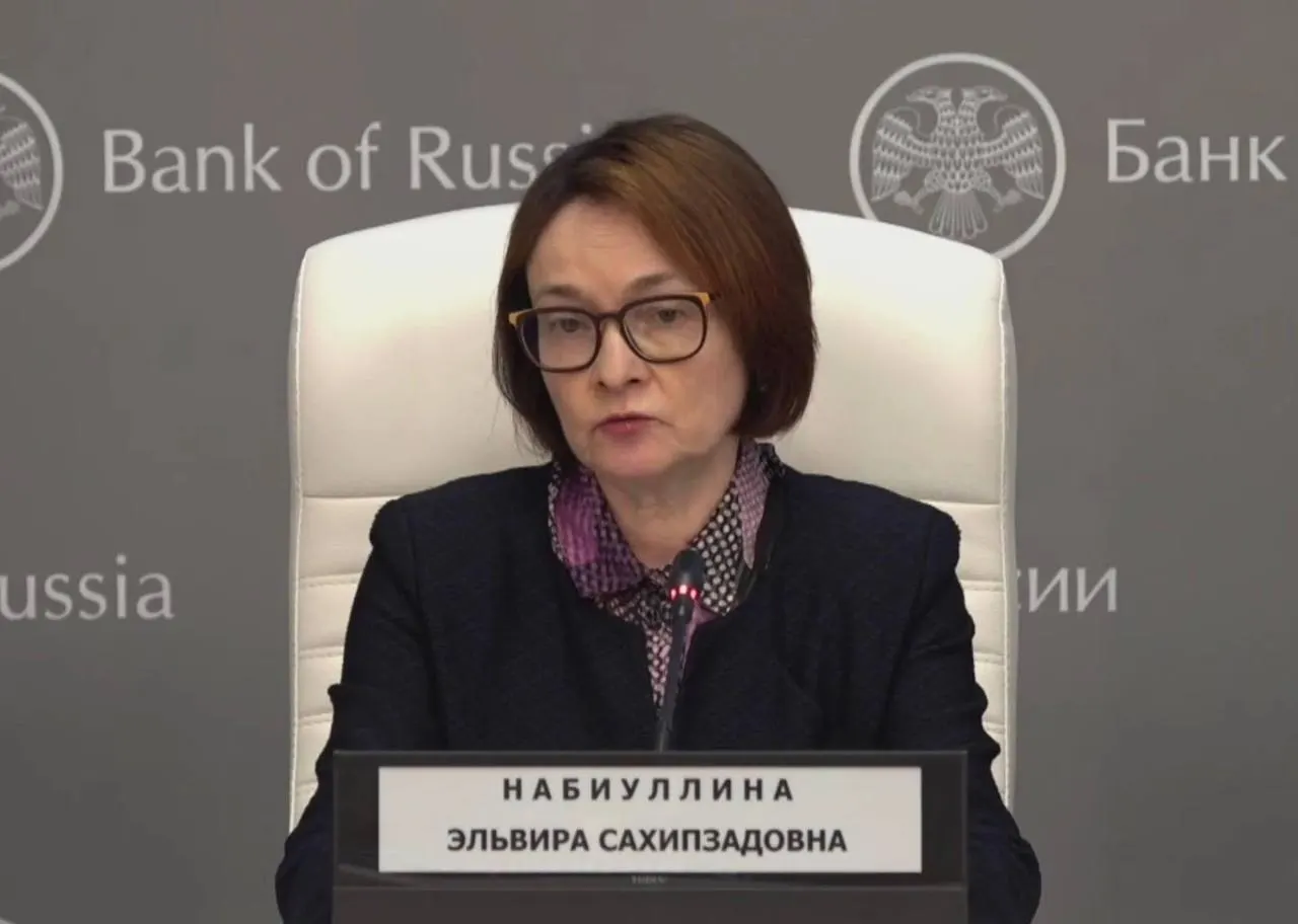 Глава Центробанка вернулась на пресс‑конференцию после простуды: она подтвердила, что временно потеряла голос, поблагодарила желавших ей здоровья и пришла без привычных брошей; журналисты отметили изменения во внешнем виде.