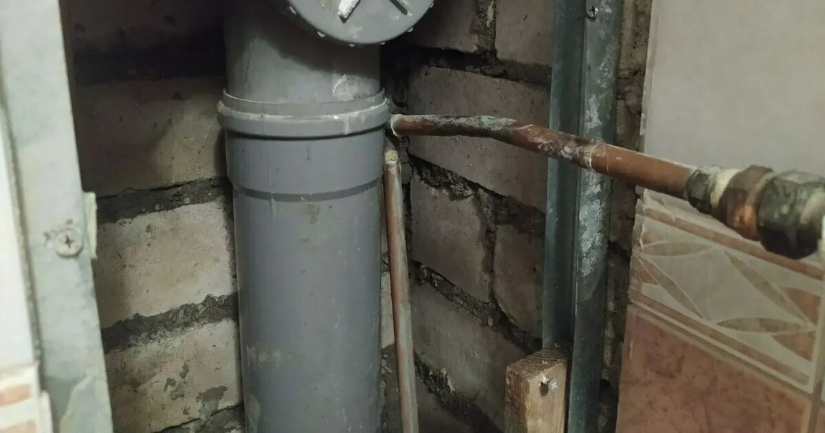 В доме на ул. Чекистов горячая вода течёт непрерывно, а сантехник не приезжает: управляющая компания заявила о выходном и не перекрыла трубу.