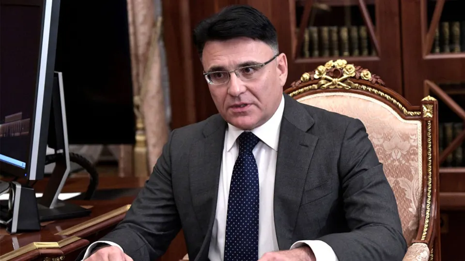 Руководство медиахолдинга выступило за квотирование зарубежных картин и систему отбора «лучших» фильмов; предложения ранее выдвигал режиссёр Никита Михалков, а в марте 2026 года президент поручил Минкультуры ускорить решение по квотам. Между тем теневой прокат зарубежных фильмов приносит миллиарды рублей.