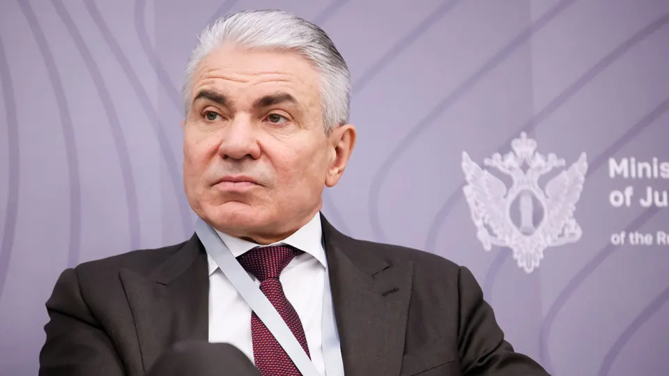 Заместитель министра юстиции заявил, что крупные российские разработчики нейросетей должны внедрить ограничители, защищающие суверенитет. Он предложил закрепить ответственность за работу таких фильтров — вплоть до финансовой, административной или уголовной.
