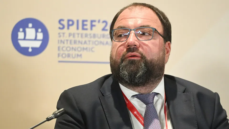 Глава Минцифры заявил о планах внедрить возрастную идентификацию на онлайн‑платформах. Рассматриваются варианты через «Госуслуги» и технологии с применением ИИ; эксперты предупреждают о рисках утечек персональных данных и дополнительных затратах для владельцев сайтов.
