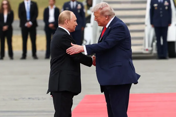 Президент заявил, что Москва готова к мирному диалогу с Киевом на основе договорённостей, достигнутых в Стамбуле весной 2022 года; напомнил ключевые положения тех соглашений и отметил предыдущие требования вести переговоры «на базе Анкориджа».