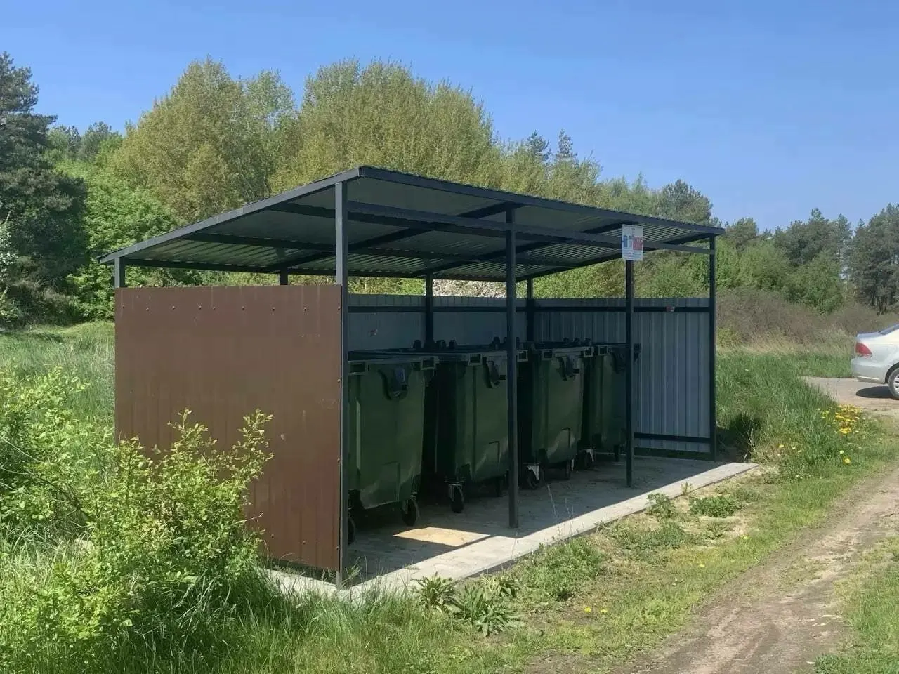 Мусоровозы подключили к ГЛОНАСС: в регионе планируют более 1 000 контейнерных площадок и закупят свыше 2 500 баков. На эти цели направили свыше 200 млн рублей.