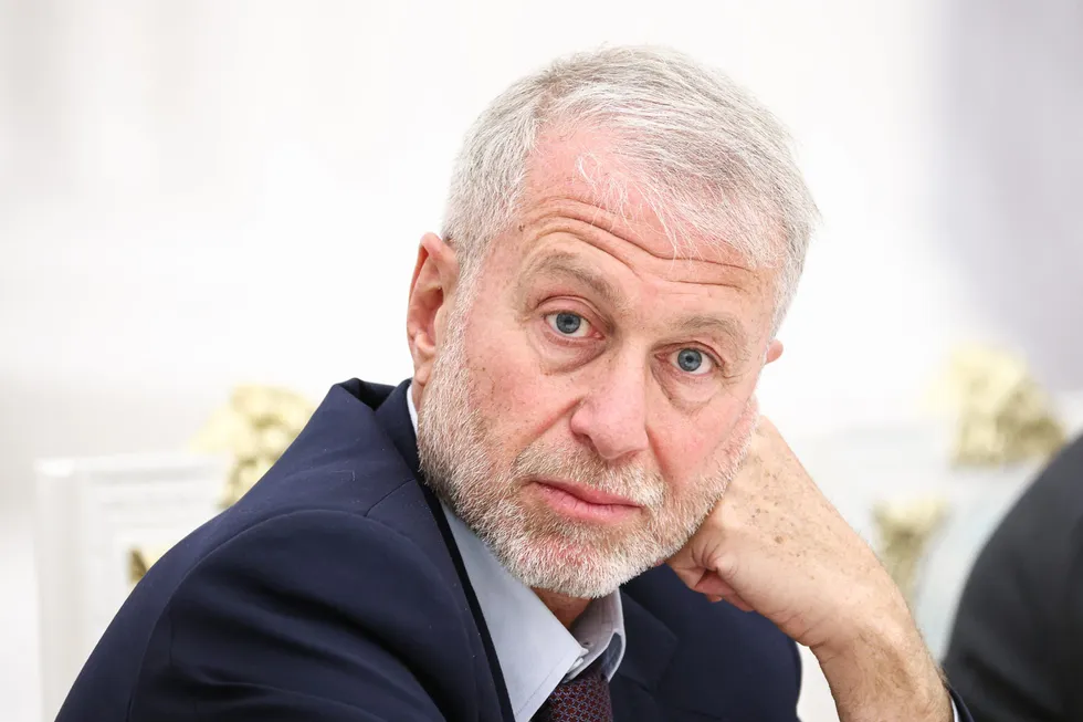 По данным нескольких собеседников, бизнесмен посетил Киев, встретился с Владимиром Зеленским и передал через себя предложение о личной встрече с президентом России. В Офисе президента Украины и в Кремле на запросы не ответили.