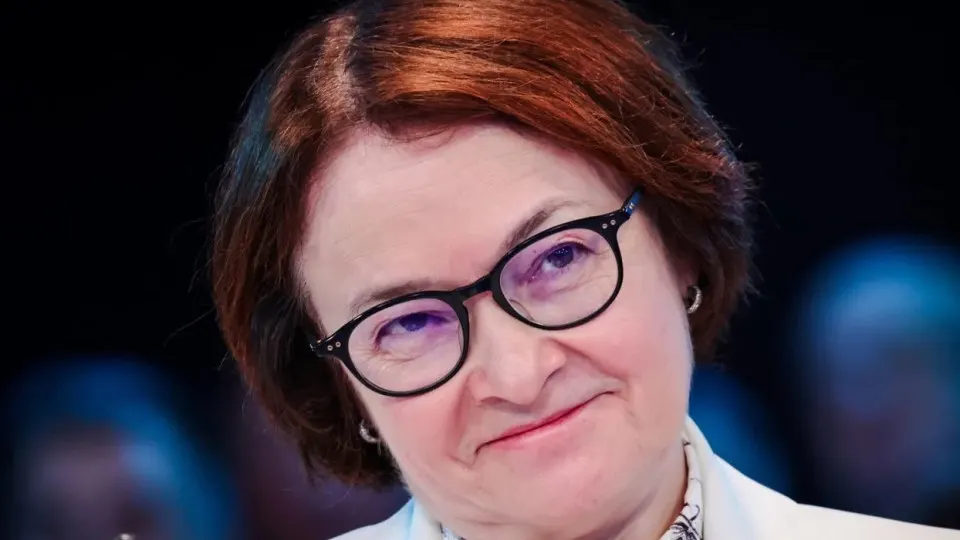 Глава Центробанка долго отсутствовала, вокруг её статуса появилось множество версий. В это время власти быстро меняют бюджетные правила и правила заимствований, что ослабляет независимость регулятора и увеличивает финансирование армии — риск роста инфляции и давления на бизнес усиливается.