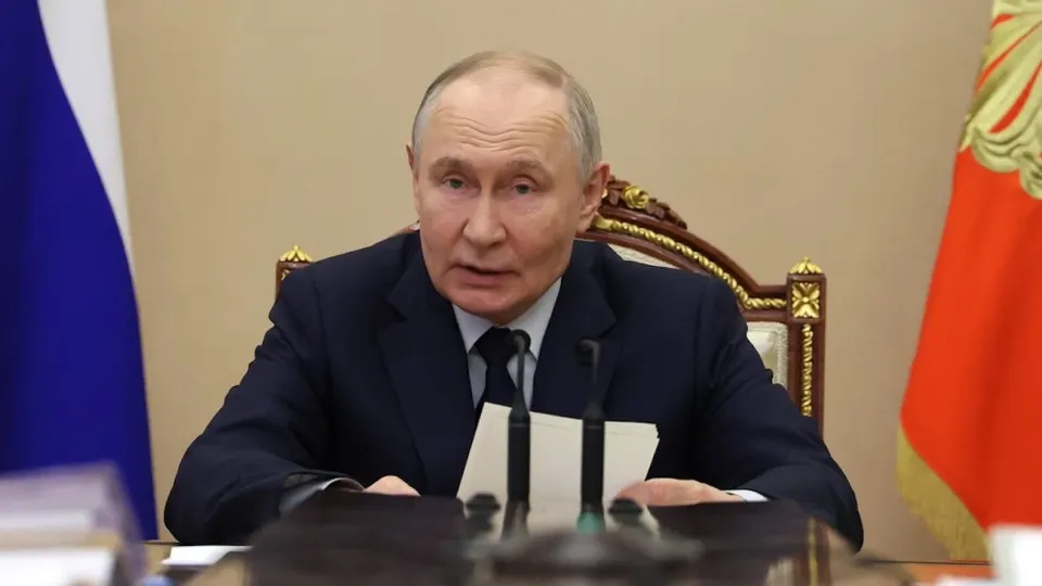 Президент заявил, что инвестиций «паузы» нет и ситуация под контролем, однако падение инвестиций ускорилось — в первом квартале зафиксировано резкое снижение после снижения в прошлом году; компании сокращают вложения из‑за высоких ставок и падения прибыли, а бюджетные возможности ограничены.
