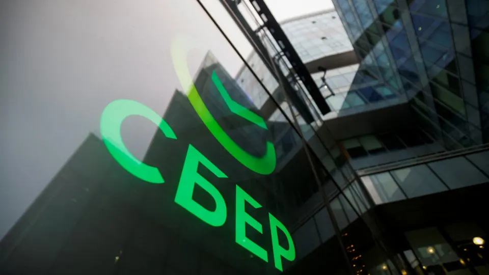 Отток наличности и убытки банков привели к дефициту ликвидности: Минфину потребуются дополнительные займы, а рынку госбумаг нужна поддержка Центробанка.