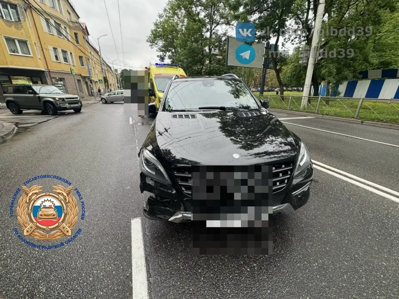 Авария произошла около 11:40 на пересечении улиц Юношеской и Горького. Водитель Mercedes получил травмы, обстоятельства ДТП выясняют инспекторы.