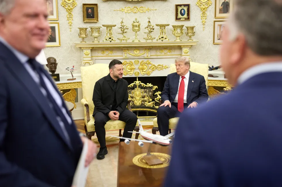 Президент Украины встретился с Дональдом Трампом в Белом доме; обсуждались поставки и лицензии на ракеты Patriot, Киев попросил экстренный пакет в 300 боеприпасов; сенат США поддержал на процедурном голосовании законопроект о пошлинах на российские энергоносители.