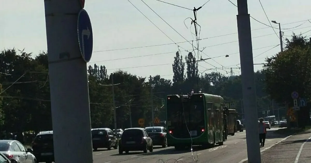Из‑за обрыва троллейбусного провода на Московском проспекте в районе «падающего дома» приостановлено движение трамваев; маршруты №3 и №5 следуют по укороченным схемам.