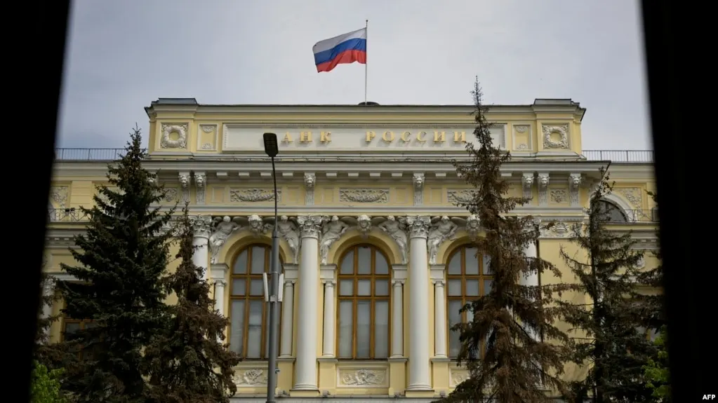 ЦБ расширил перечень криптовалют, доступных на биржах, и уточнил условия для инвесторов; закон о цифровых валютах вступит в силу в 2026 году.