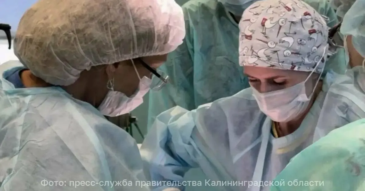 Мать весила около 194 кг; операция потребовала высокой квалификации медицинской бригады. Роды прошли на 36-й неделе, малыш сейчас под наблюдением специалистов.