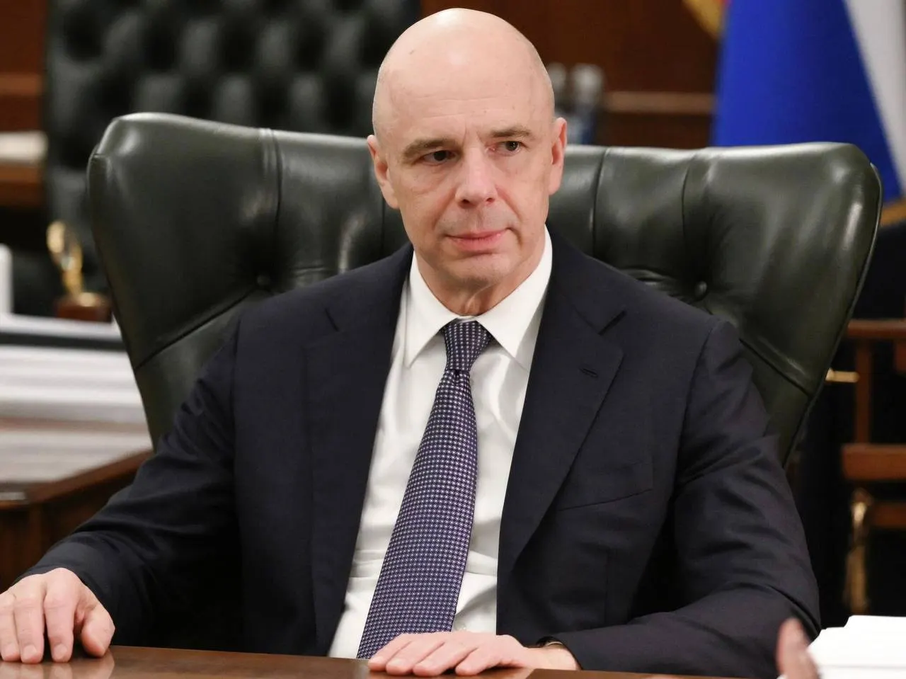 Глава Минфина заявил, что бюджету хватает средств для полного финансирования запланированных расходов; дефицит федерального бюджета за январь–июль 2026 года составил около 6,46 трлн рублей (примерно 2,8% ВВП).