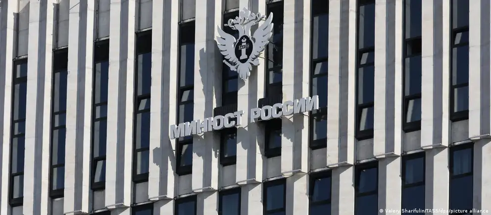 Минюст расширил перечень нежелательных организаций; среди добавленных — фонд защиты прав человека под руководством Навального и Исследовательский центр Восточной Европы, антивоенные инициативы и несколько международных структур.