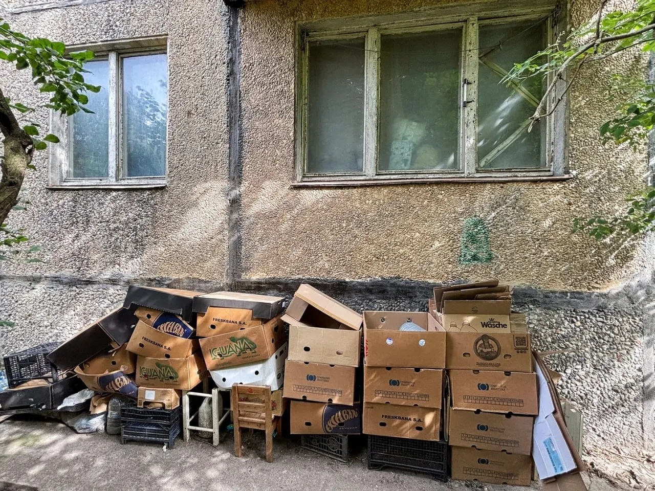 В центре Калининграда квартира завалена вещами; владелец редко появляется дома. Соседи предупреждают о риске затопления и возможных проблемах с газовым оборудованием.