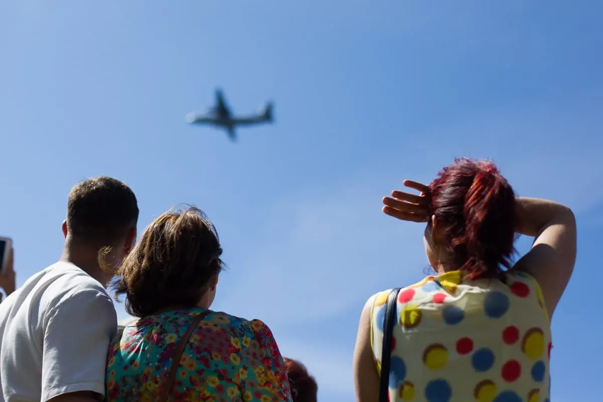 Во время посадки в ночь на 2 августа 20 человек сняли с рейса Air Cairo; транспортная прокуратура проверяет обстоятельства и соблюдение прав пассажиров.