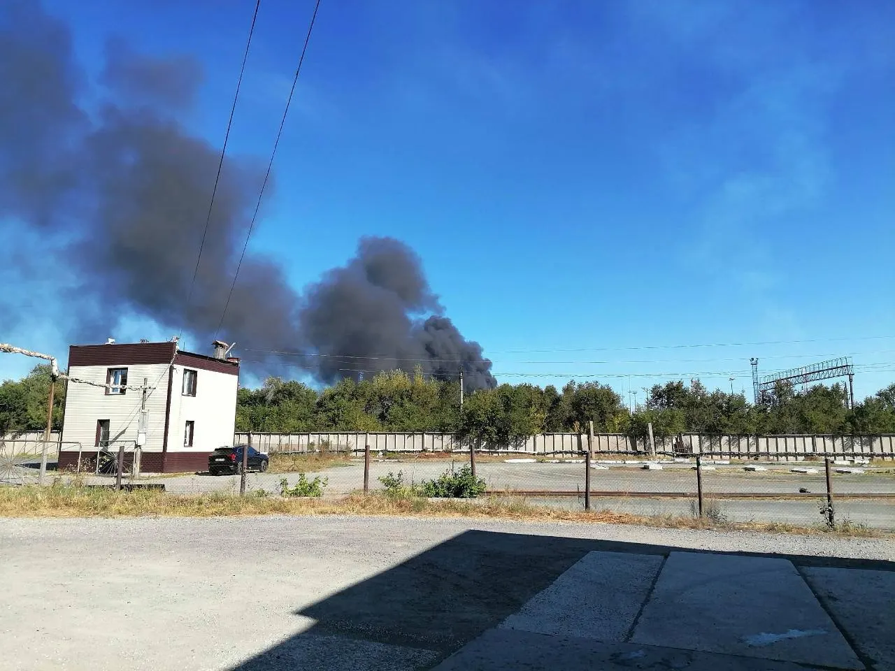 Обстрел беспилотниками затронул Орский НПЗ и близлежащие районы; власти призывают жителей оставаться дома и укрываться.
