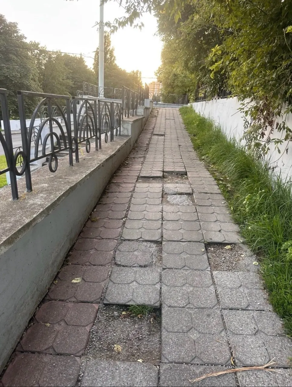 Женщина-велосипедистка сломала ногу на спуске для велосипедистов возле бывшего Дома Советов; ремонт участка запланирован на 2027 год.