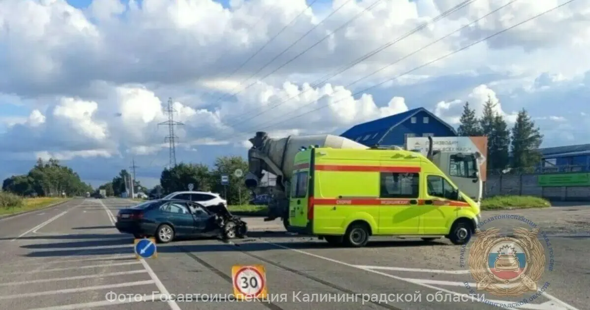 На окружной дороге Калининграда столкнулись бетономешалка и Toyota, 20-летний водитель получил травмы. По данным ГИБДД, ДТП произошло на ул. Большая Окружная, обстоятельства устанавливаются.