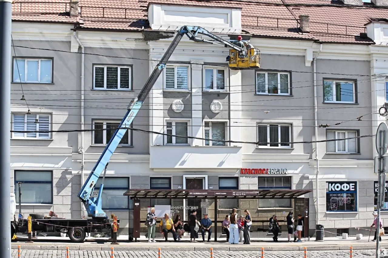 Через два года после капитального ремонта фасад старого здания снова разрушает декоративные элементы; жильцы опасаются повторного ремонта и роста расходов.