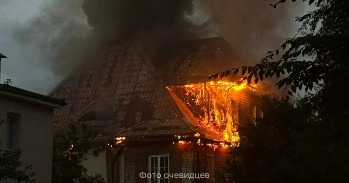Горит крыша жилого здания; пострадавших нет, причины возгорания устанавливаются.