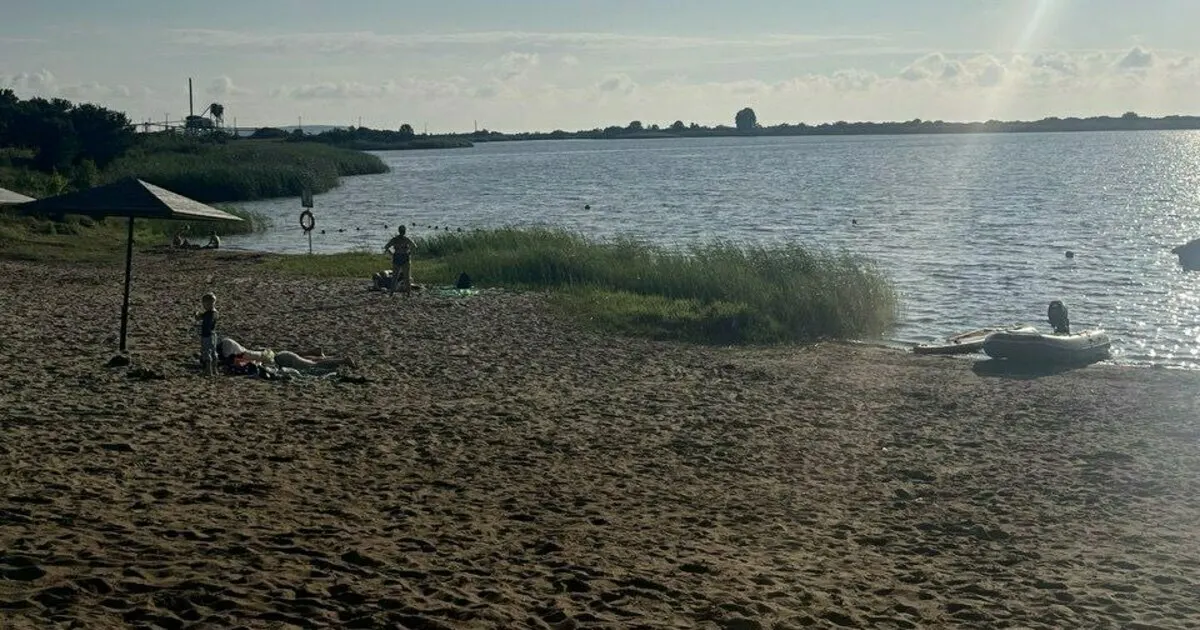 После повторных анализов воды пробы не выявили патогенных микроорганизмов, показатели удовлетворяют нормам, купание на пляже снова разрешено.