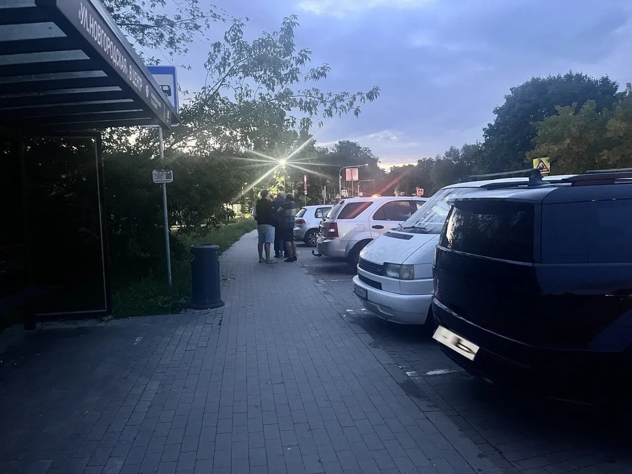 На выезде из микрорайона Александра Космодемьянского водитель заехал в парковочный карман на остановке, когда женщина с дочерью шли к автобусу, и едва не сбил их.
