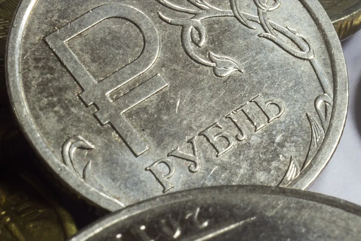 Обсуждается план повышения минимального размера оплаты труда до 28 935 рублей в 2027 году и доведение его до 35 000 рублей к 2030 году, что должно повысить доходы граждан.