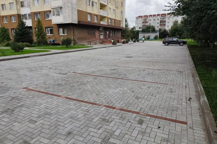 Голосование жителей Калининграда за ремонт дворов в 2026 году привело к акценту на парковки: детские площадки в текущем году не планируются.