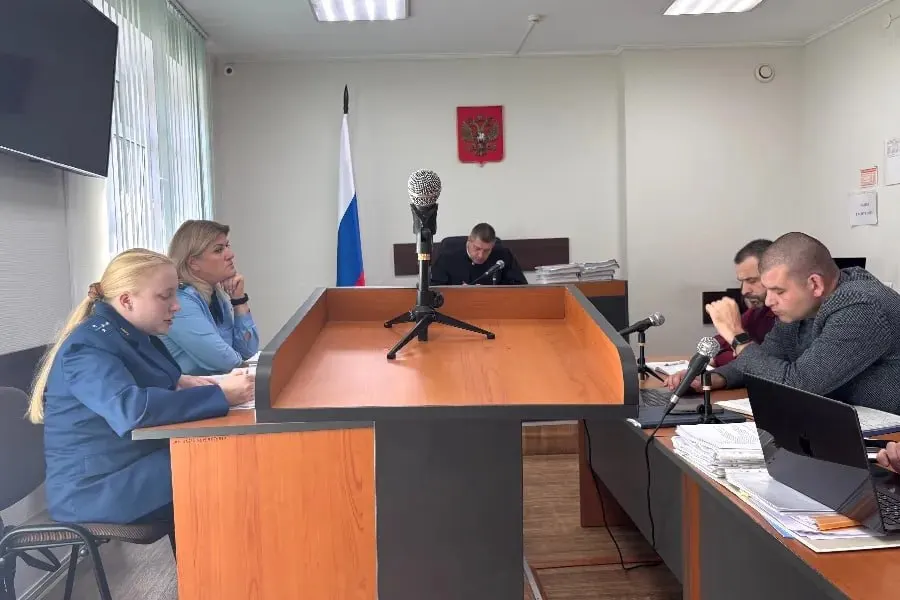В Балтийске суд провел два заседания по делу бывшего главы округа и его заместителя, обвиняемых в взятках; заседание прервано в связи с необходимостью проведения экспертиз.