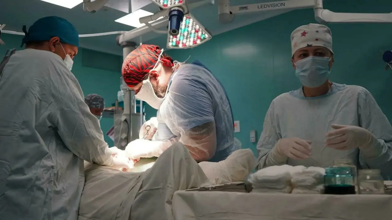 22-летний пациент с фиброзной дисплазией левой голени перенёс ампутацию выше колена после выявления злокачественного образования.