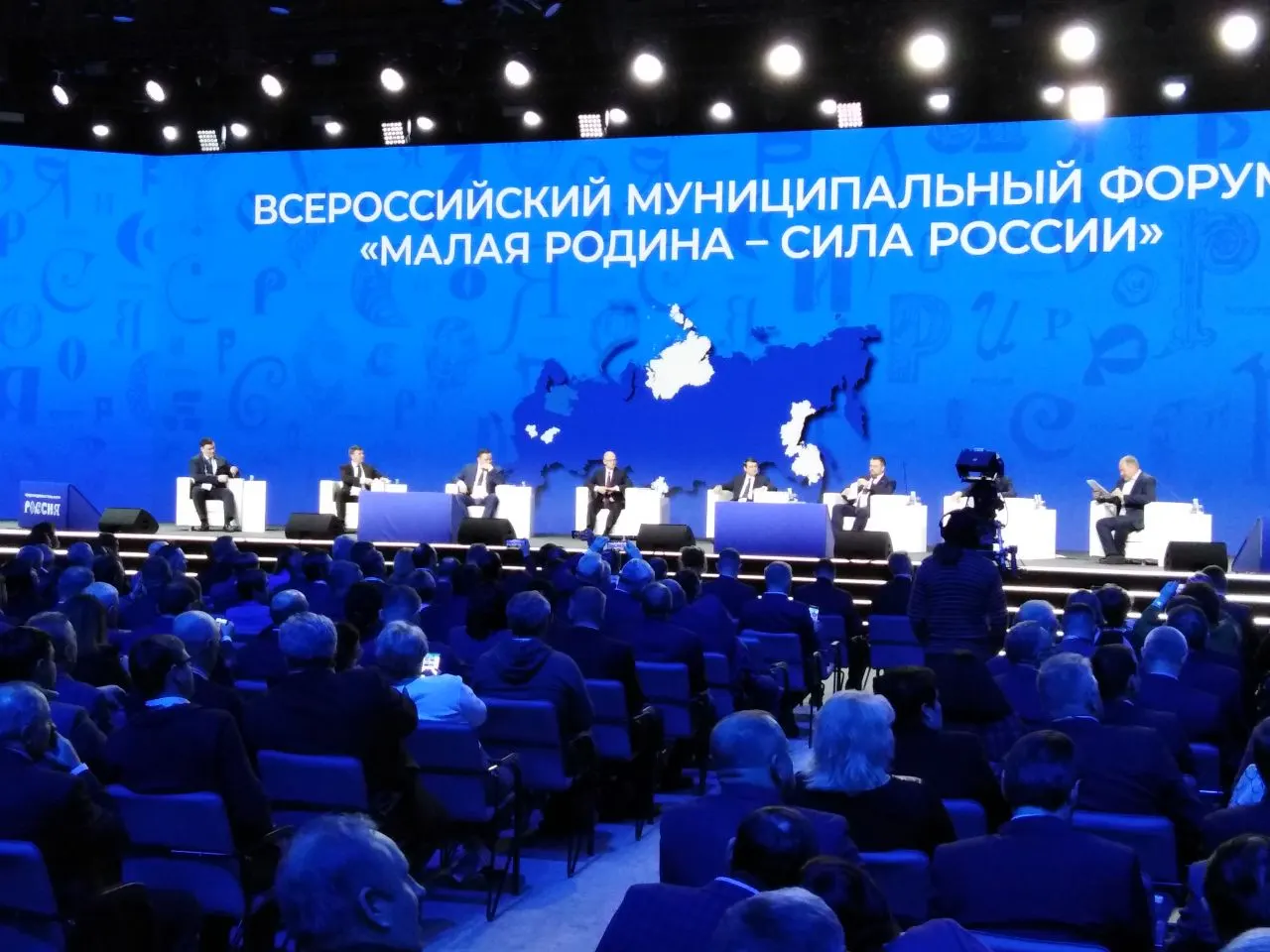 Указ устанавливает ежегодное проведение муниципального форума и церемонии вручения премии, за организацию которого отвечает Сергей Кириенко.