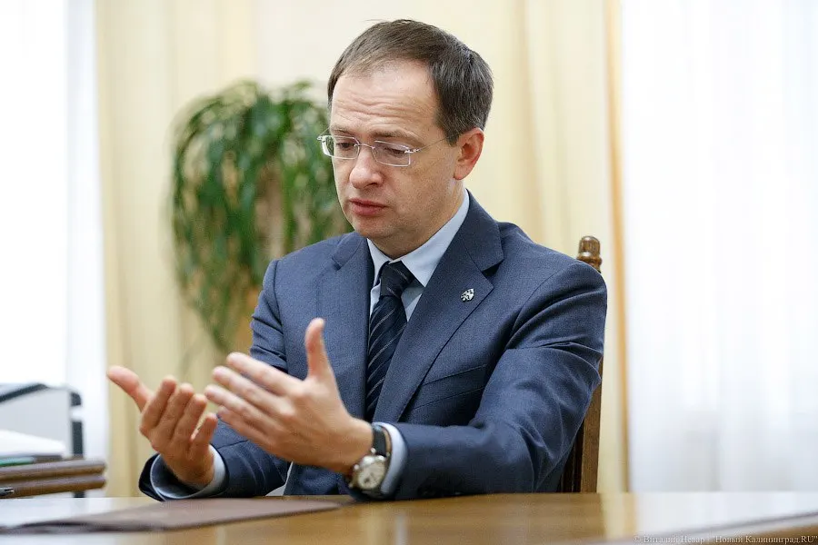 Во время Дня знаний в Калининграде руководитель РВИО заявил, что главный показатель учебника истории — читаемость, и отметил усиление обновлений через государственные издания.