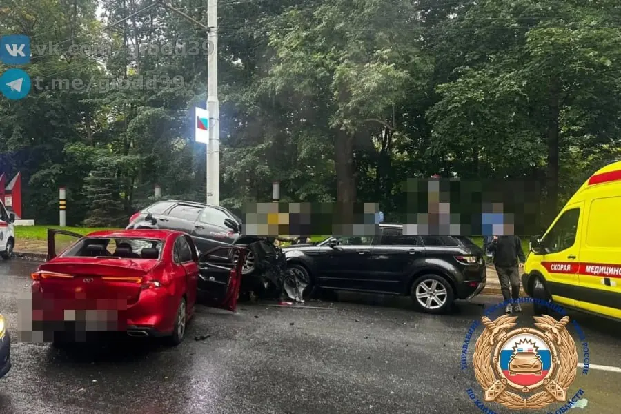 Утром в Калининграде три автомобиля столкнулись после аквапланирования; пострадали трое.
