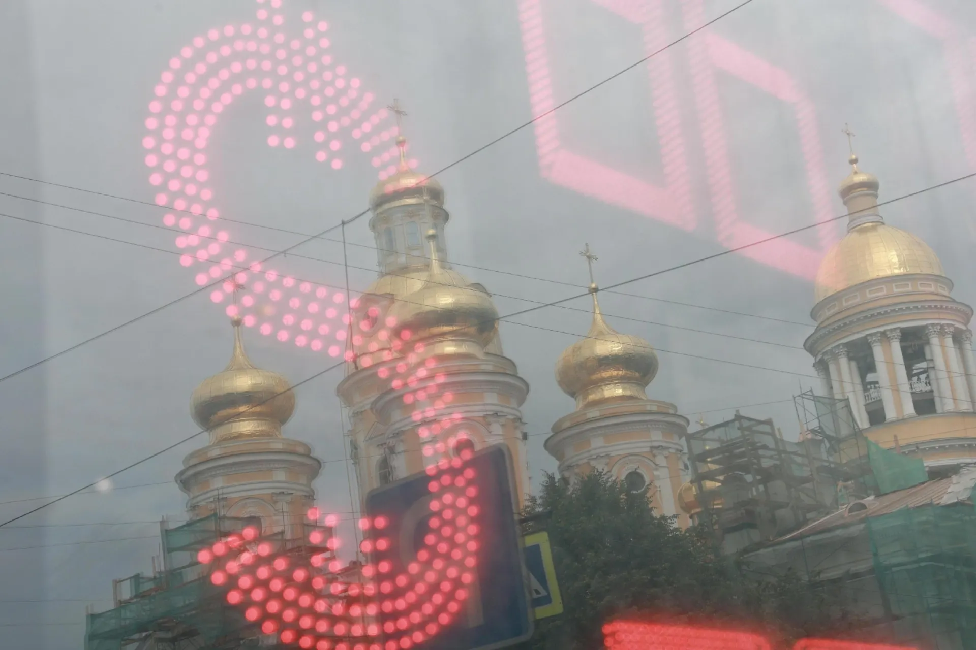Рубль ослаб к доллару примерно на четверть за лето; аналитики оценивают дальнейшие сценарии и влияние на экономику.