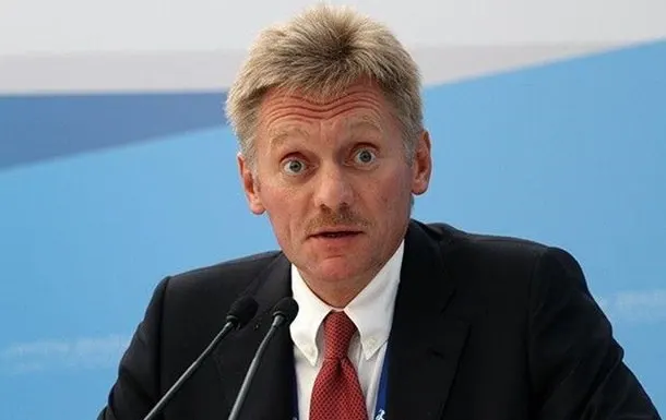 Пресс-секретарь отметил, что в РФ журналистам не ограничивают доступ к информации и что США действуют по иному пути.