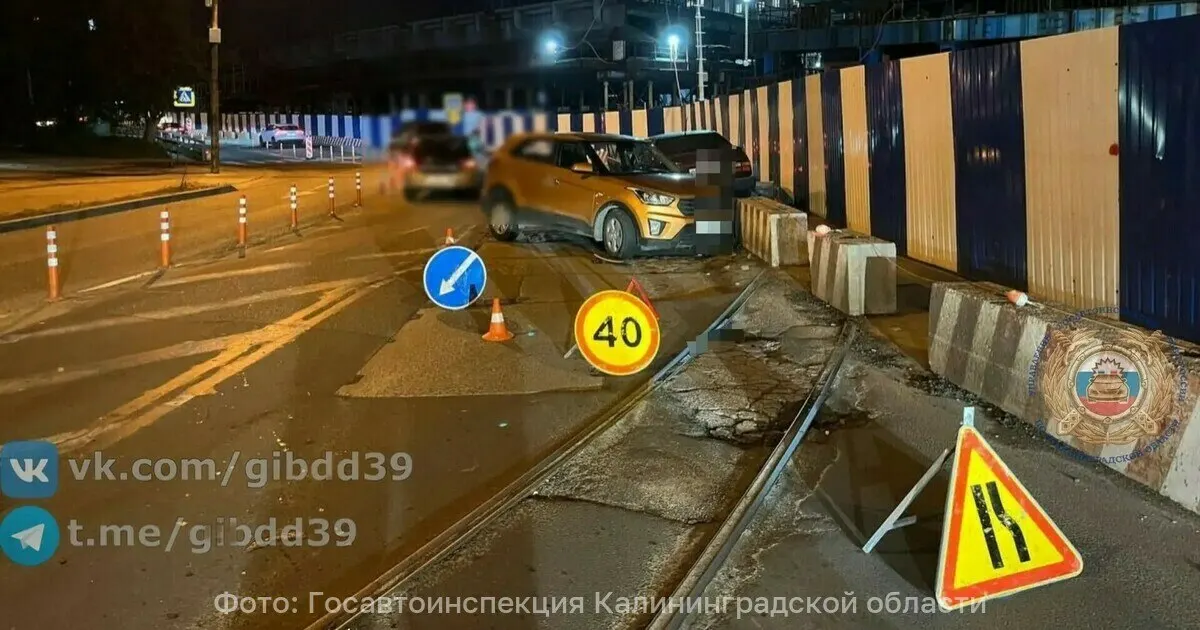 На ул. Генерала Буткова возле двухъярусного моста в Калининграде произошло смертельное ДТП: водитель Hyundai выехал на встречную полосу и столкнулся с Volkswagen. На месте работают полицейские, устанавливаются обстоятельства.