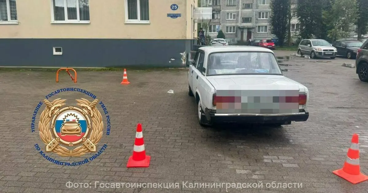 90-летний водитель на старом автомобиле въехал в стену жилого дома в Светлом; пострадавших нет, выясняются обстоятельства.