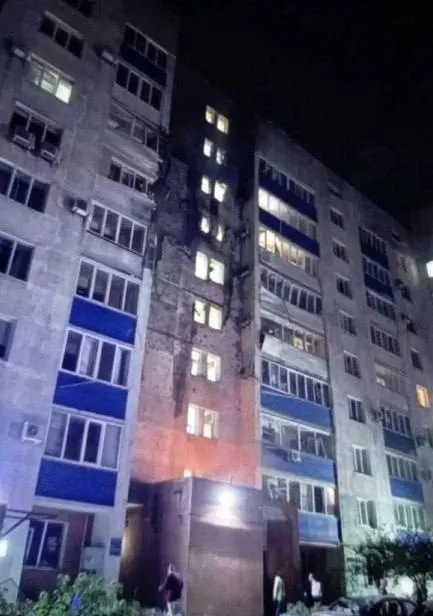 За ночь по регионам России уничтожено 516 беспилотников; повреждены порт Усть-Луга и жилой дом в Новокуйбышевске; пострадавших нет, работают экстренные службы. Данные по Белгородской области и ситуации в Киеве приводят к росту числа пострадавших.