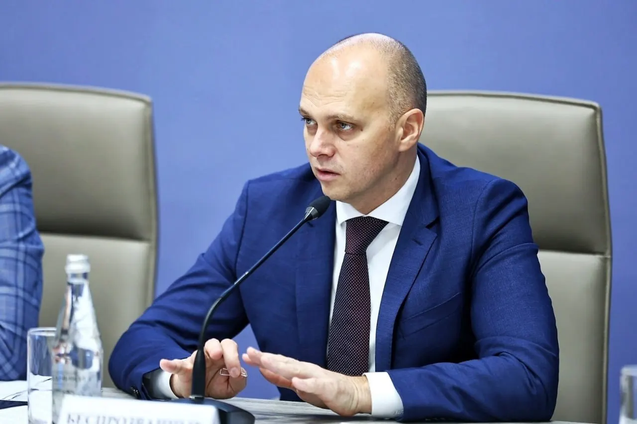 Прямая линия с губернатором региона запланирована на 10 сентября. Можно оставить обращение на сайте openline.gov39.ru или через Госуслуги. Эфир стартует в 12:00 и будет доступен на региональных телеканалах, радио и в социальных сетях правительства.